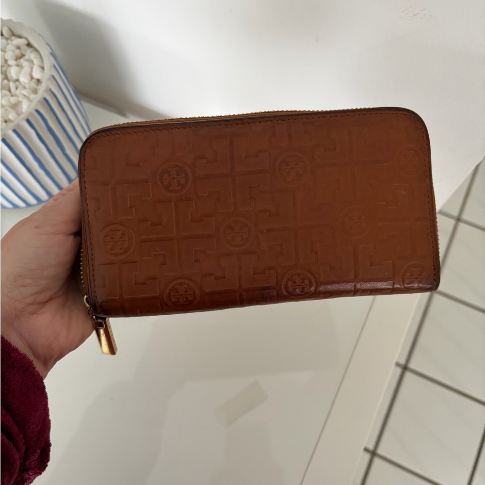Tory Burch Embossed Logo Zip Wallet in Brown with Gold Hardware - Picture 5 of 14